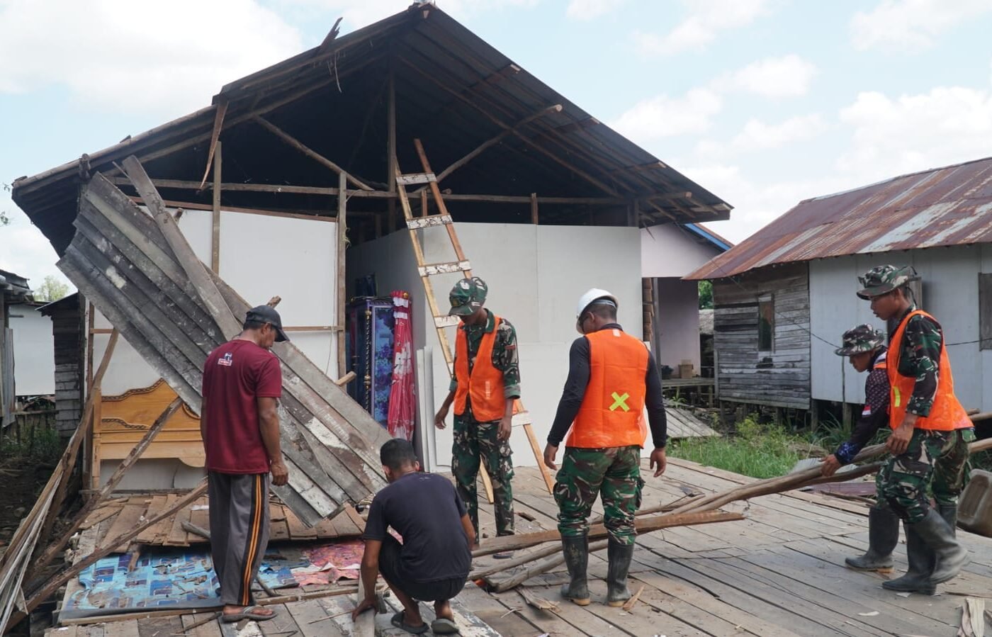 Peningkatan Jalan Desa Bandaraya oleh Satgas TMMD Ke-129 dan Warga