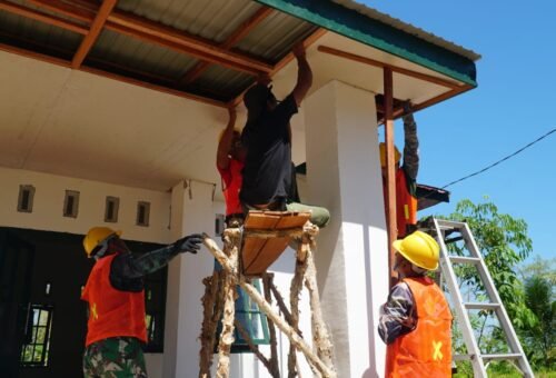 Semangat Gotong Royong Iringi Pemasangan Plafon Teras Musholla Darul Iman