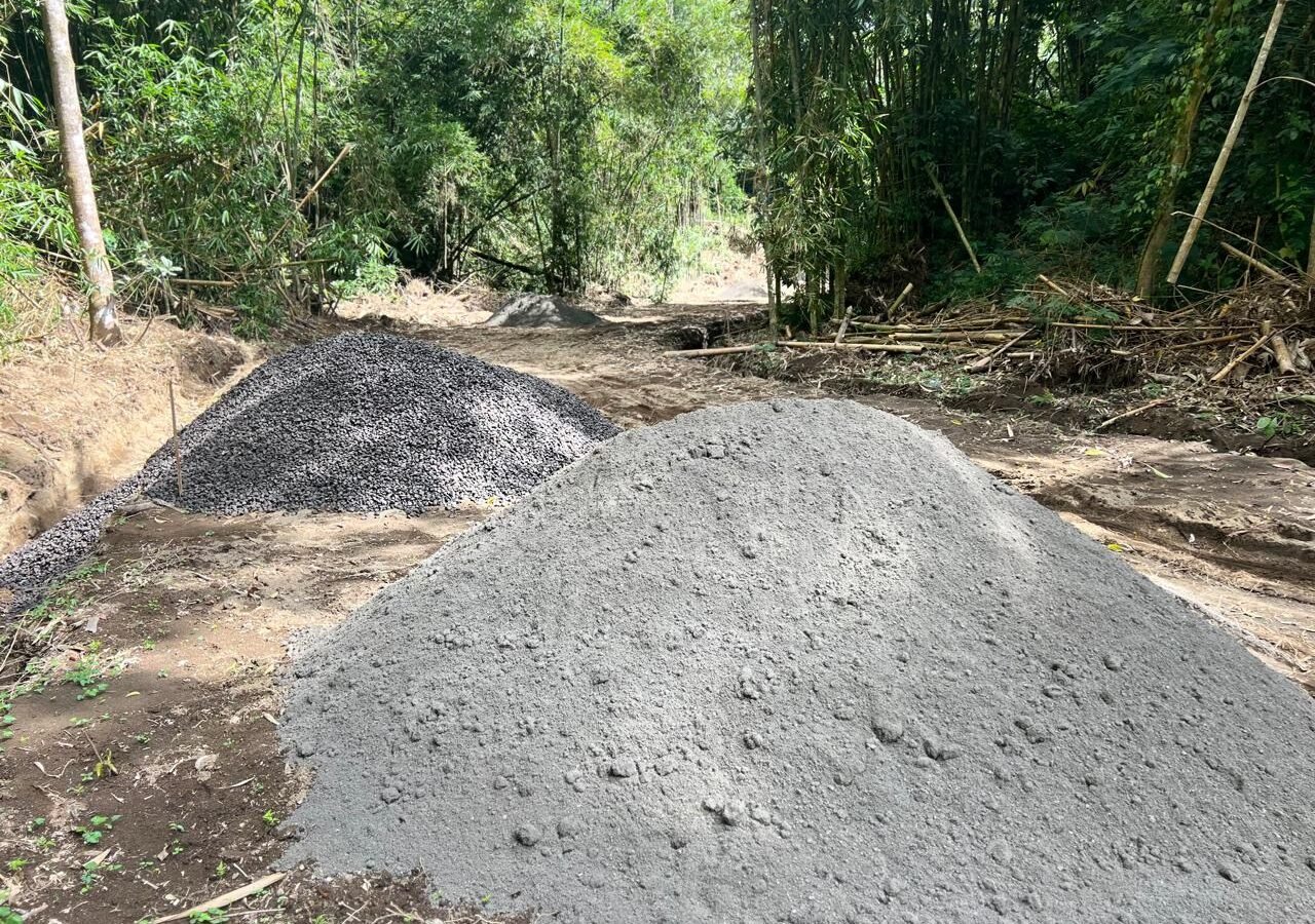 Pembangunan Rabat Beton Di Desa Sekardadi Digenjot, Satgas TMMD Ke-129 Aktifkan Pengiriman Material