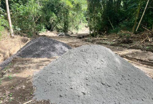 Pembangunan Rabat Beton Di Desa Sekardadi Digenjot, Satgas TMMD Ke-129 Aktifkan Pengiriman Material