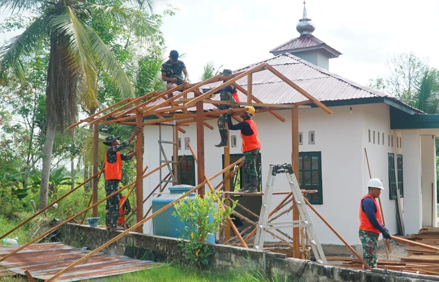 Progres Pembangunan Fasilitas Wudhu di Musholla Darul Iman oleh Satgas TMMD Ke-129