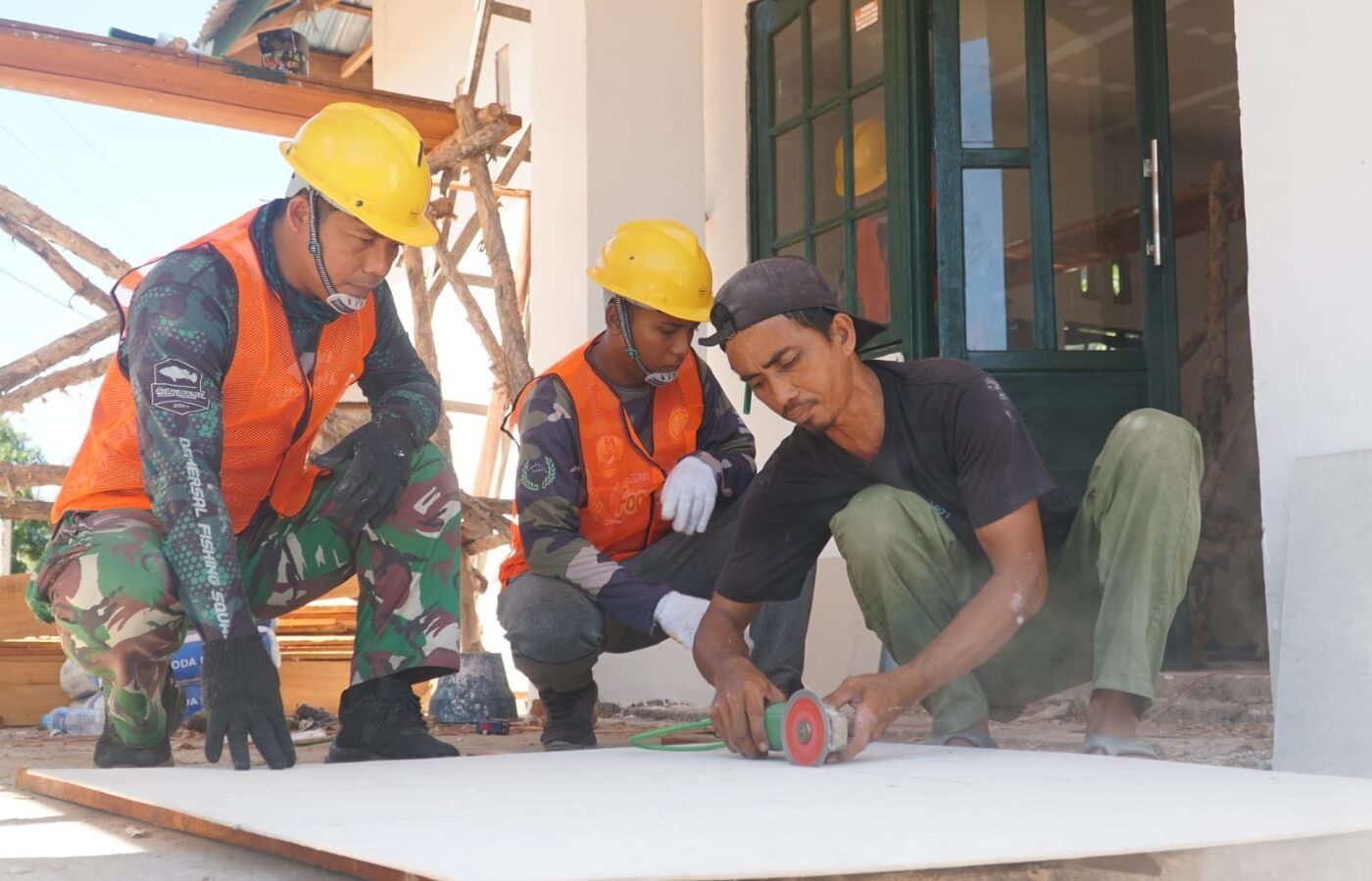 Pemasangan Plafon Teras Tingkatkan Kenyamanan Jamaah Musholla Darul Iman