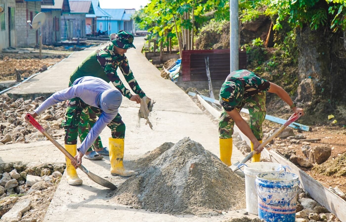Upaya Intensif Satgas TMMD Ke-129 Kodim 1311/Morowali dalam Proyek Rabat Jalan di Desa Polewali