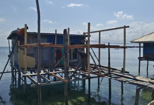 Progres Renovasi RTLH Ibu Samsia di Desa Umbele Tercatat Melalui Pemasangan Tiang Rumah