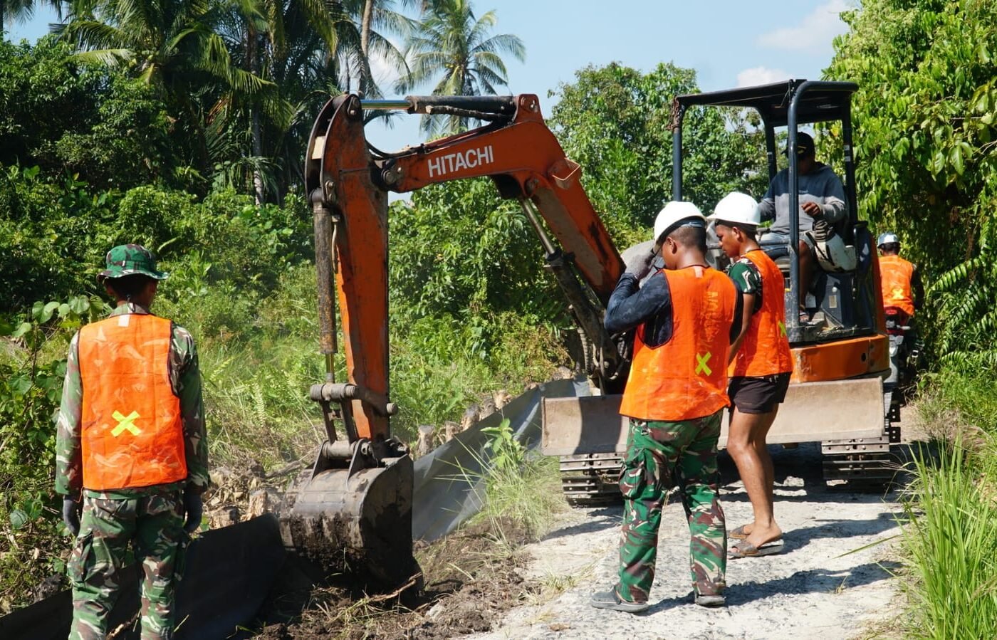 Satgas TMMD Ke-129 Kodim 1011/Klk Kebut Perataan Badan Jalan 1,2 KM di Desa Bandaraya