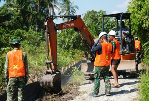 Satgas TMMD Ke-129 Kodim 1011/Klk Kebut Perataan Badan Jalan 1,2 KM di Desa Bandaraya