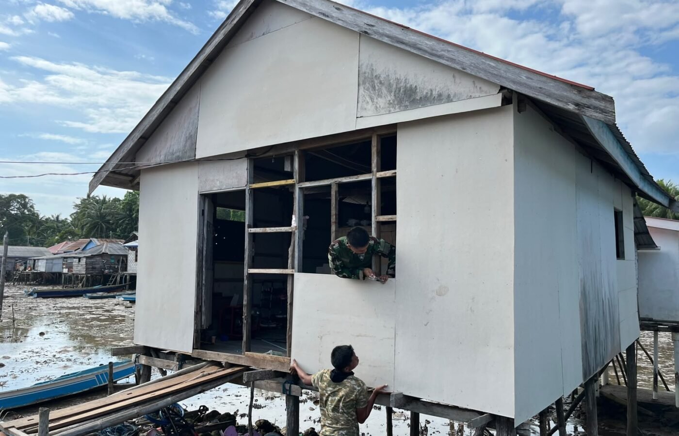 Pemasangan Kalsiboard Menandai Langkah Maju Renovasi RTLH Ibu Salawiah di Polewali