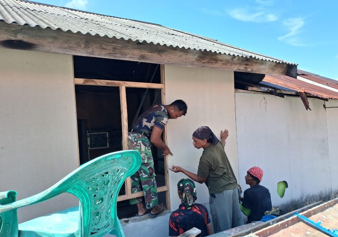 Pemasangan Dinding Kalsiboard Pertanda Kemajuan Renovasi RTLH Bapak Suhardin di Desa Umbele Lama
