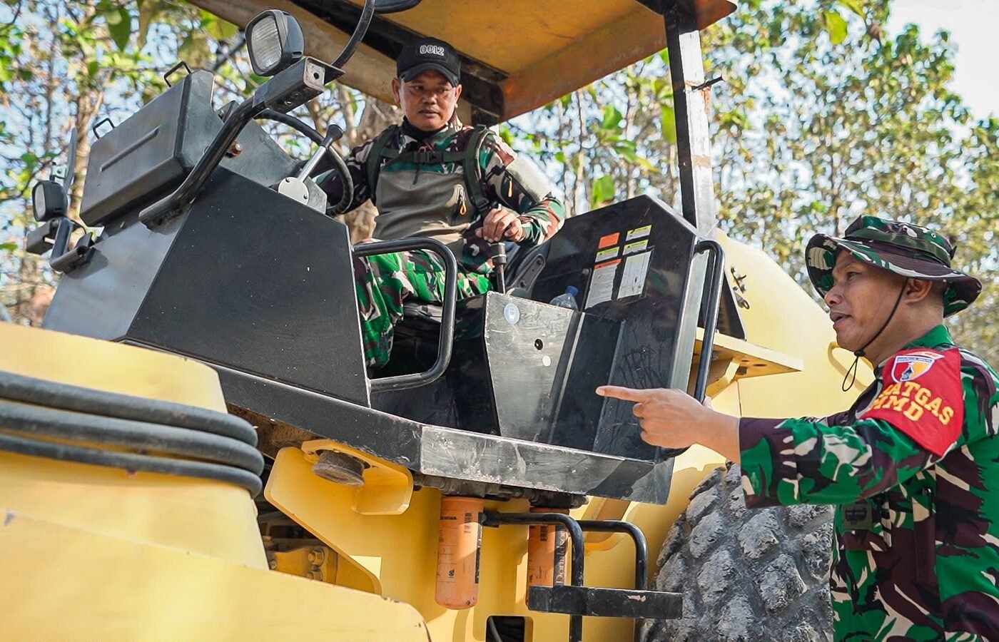 Dansatgas TMMD 129 Berperan Aktif dalam Pemadatan Jalan dengan Buldozer