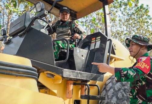 Dansatgas TMMD 129 Berperan Aktif dalam Pemadatan Jalan dengan Buldozer