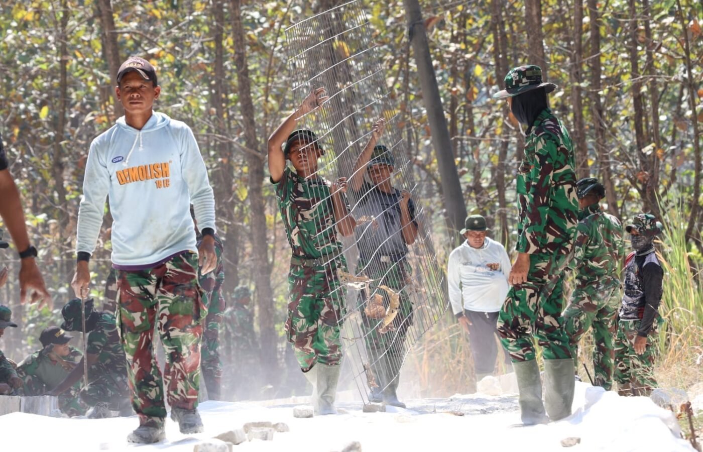 Membangun Jalan di Bawah Sinar Matahari, Semangat Satgas TMMD 129 Tak Kenal Lelah
