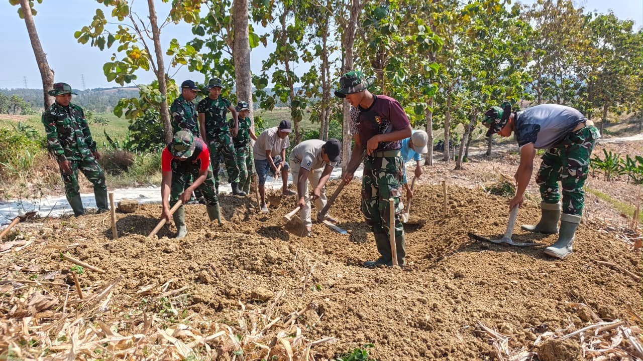 Monitoring Program TMMD 129, Sinergi Antara Danramil dan Danki Satgas di Desa Tlemang