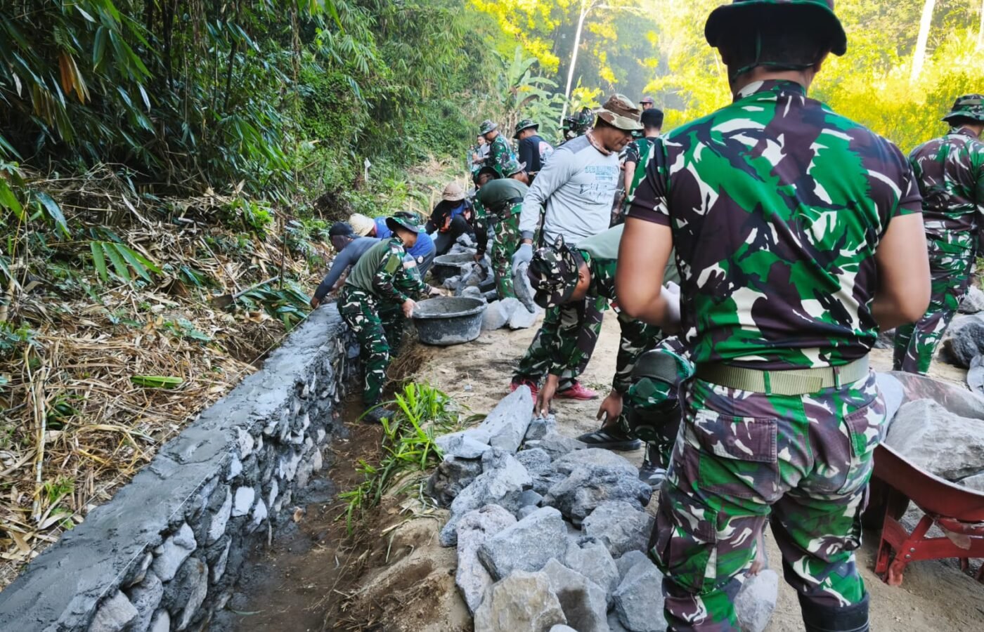 Pembangunan Dinding Penahan Tanah TMMD Ke-129 Perkuat Infrastruktur Desa Sekardadi