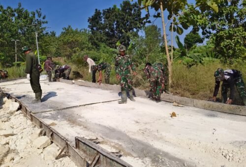 Satgas TMMD 129 Berupaya Maksimal Bangun Jalan Desa Tlemang Meski Di Cuaca Panas