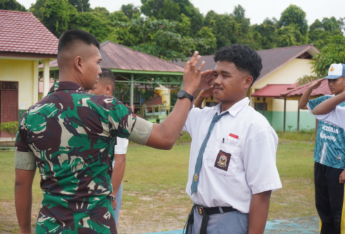 Yonif TP 881/ Baratama Tempa Disiplin Siswa SMAN 1 Sebuku Lewat Latihan PBB