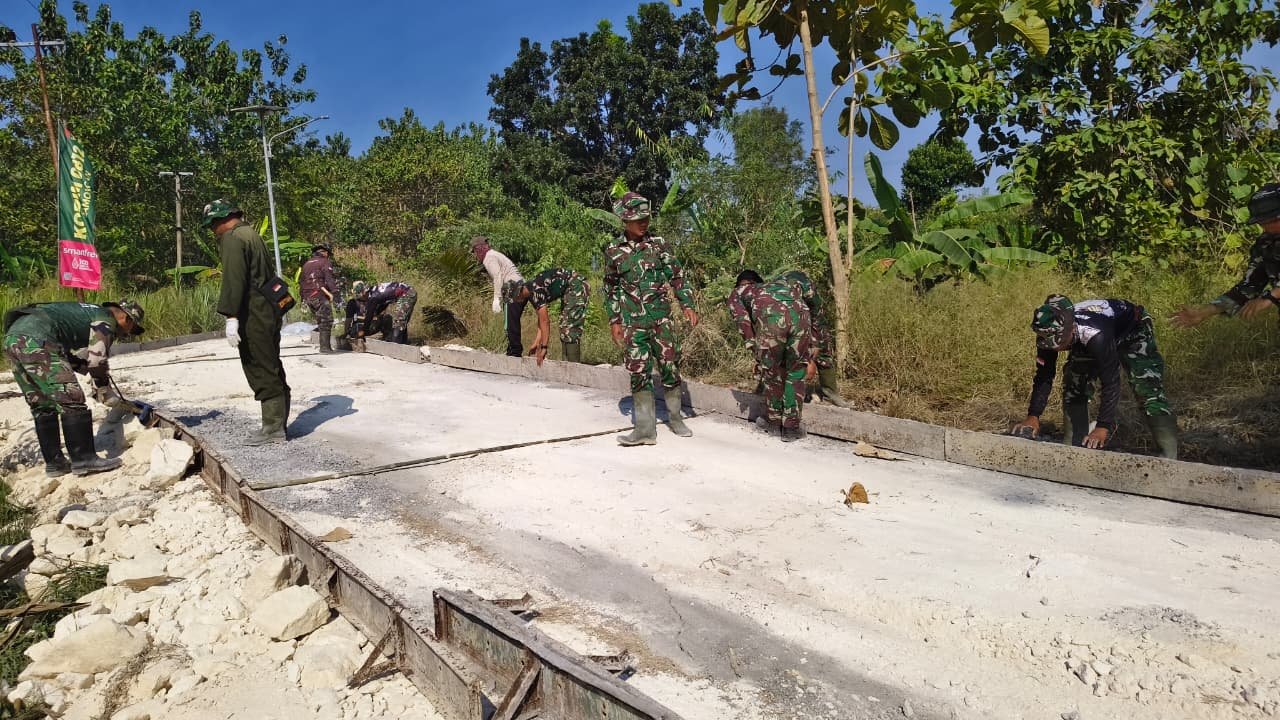 Satgas TMMD 129 Berupaya Maksimal Bangun Jalan Desa Tlemang Meski Di Cuaca Panas