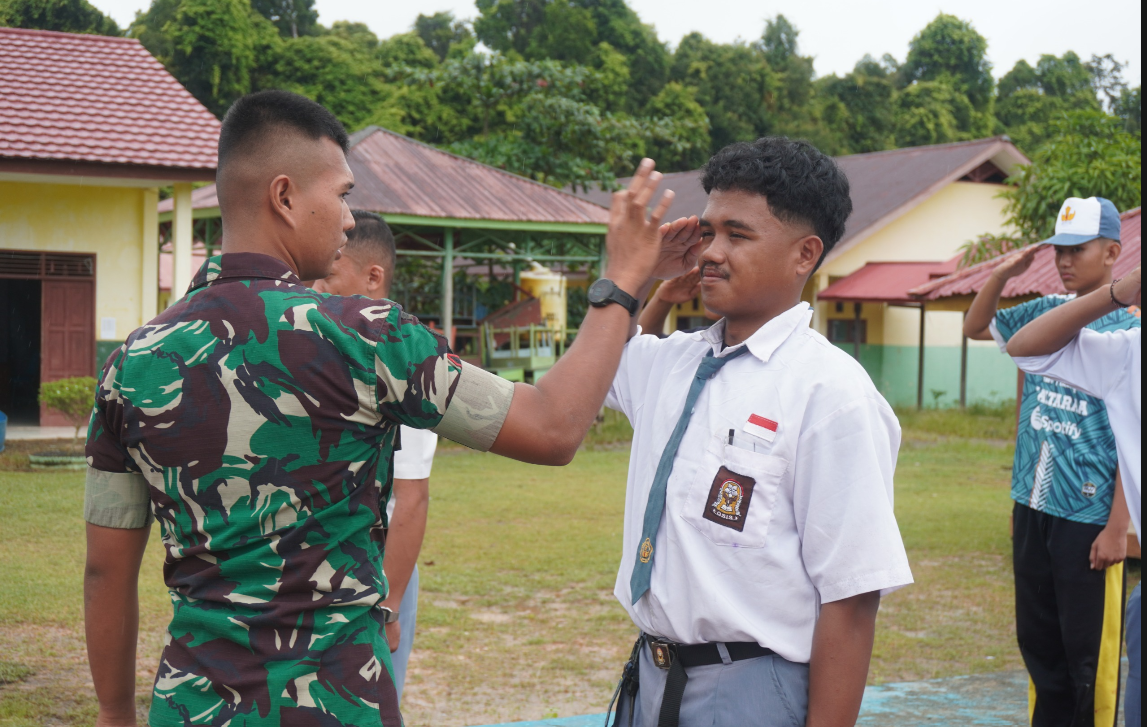 Yonif TP 881/ Baratama Tempa Disiplin Siswa SMAN 1 Sebuku Lewat Latihan PBB
