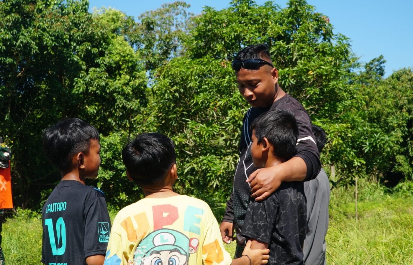 Satgas TMMD Ke-129 Kodim 1011/Klk Pererat Komsos Dengan Anak-Anak Di Jalan Kampung Patin Desa Bandaraya