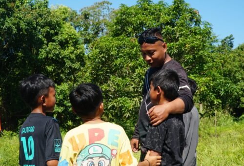 Satgas TMMD Ke-129 Kodim 1011/Klk Pererat Komsos Dengan Anak-Anak Di Jalan Kampung Patin Desa Bandaraya