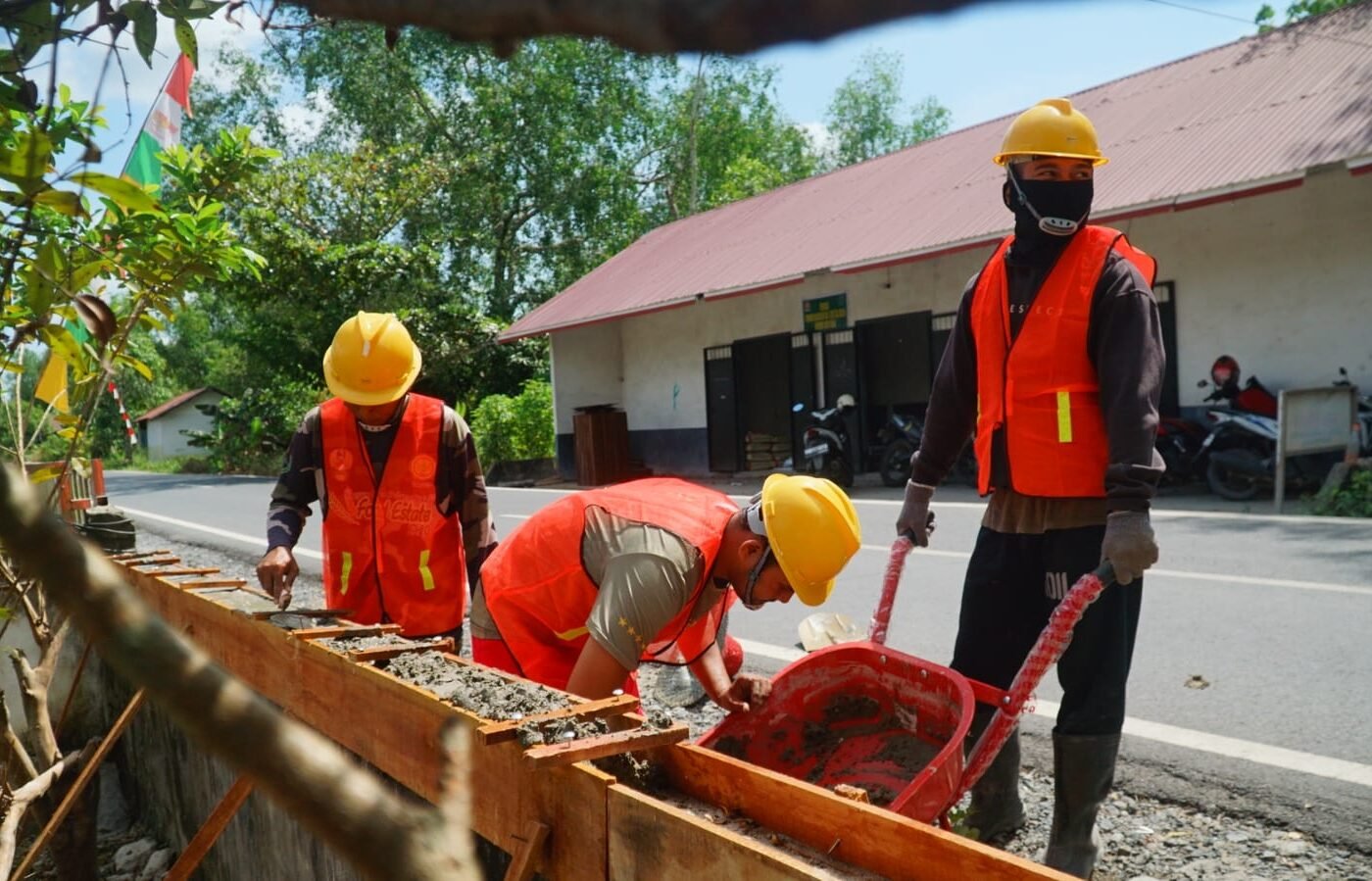 Kerjasama Satgas TMMD dan Warga Mempercepat Pembangunan Musholla di Kapuas