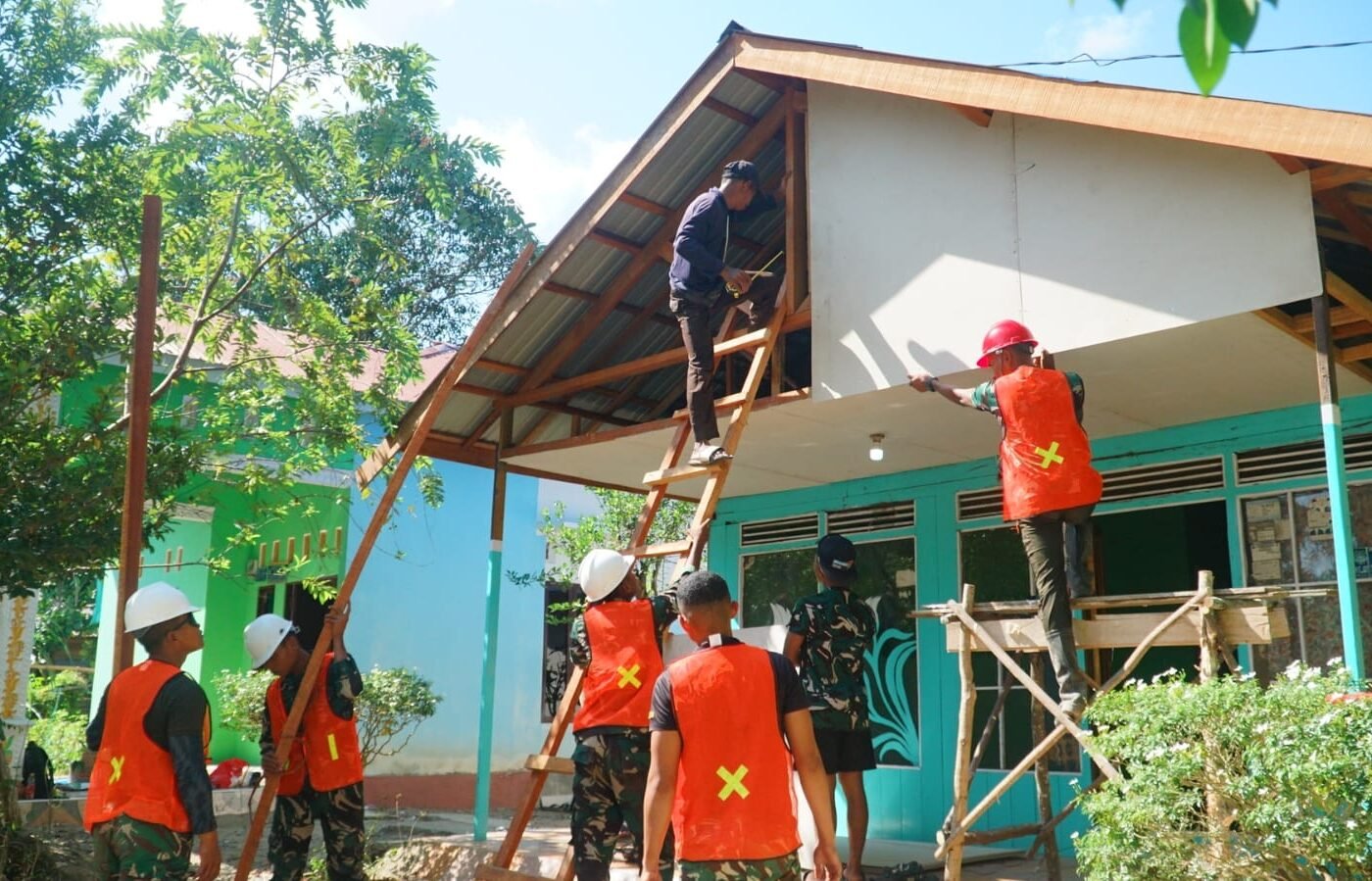 Kolaborasi Satgas TMMD dan Komunitas Mempercepat Pembangunan RTLH Ibu Wahida