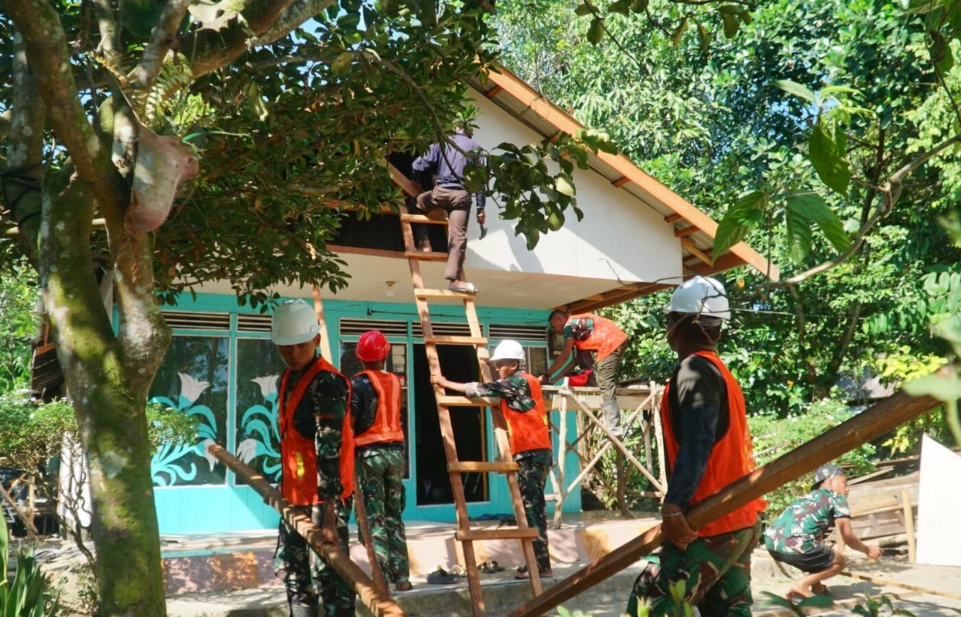 Pemasangan Plafon Kalsibut untuk Meningkatkan Kualitas RTLH di TMMD Ke-129