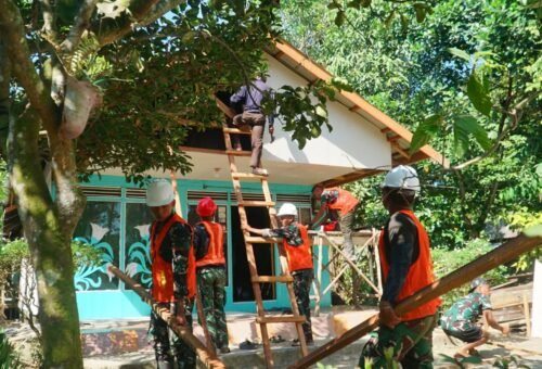 Pemasangan Plafon Kalsibut untuk Meningkatkan Kualitas RTLH di TMMD Ke-129