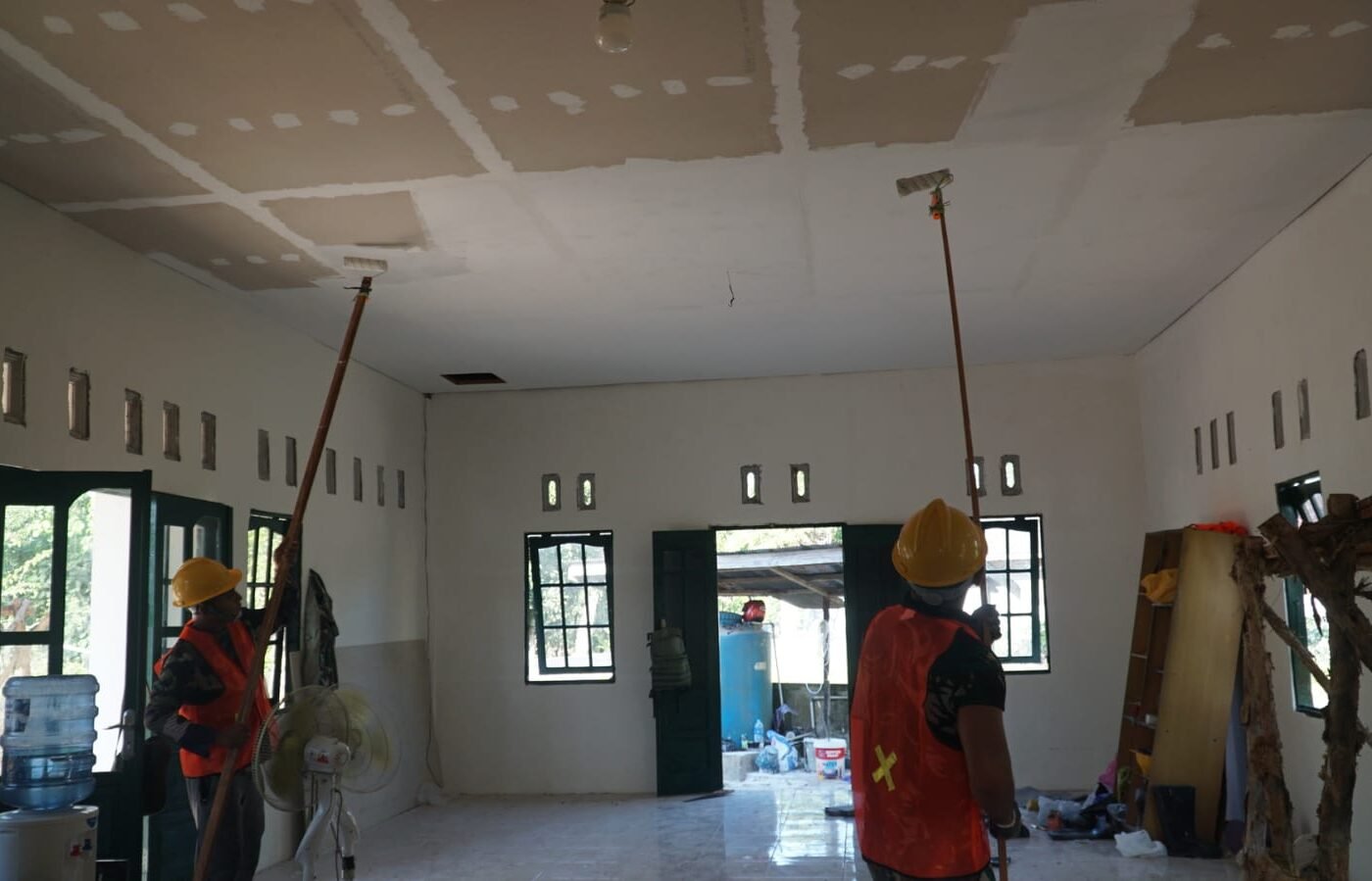 Satgas TMMD Ke-129 Kodim 1011/Klk Lanjutkan Pengecatan Plafon Teras Musholla Darul Iman