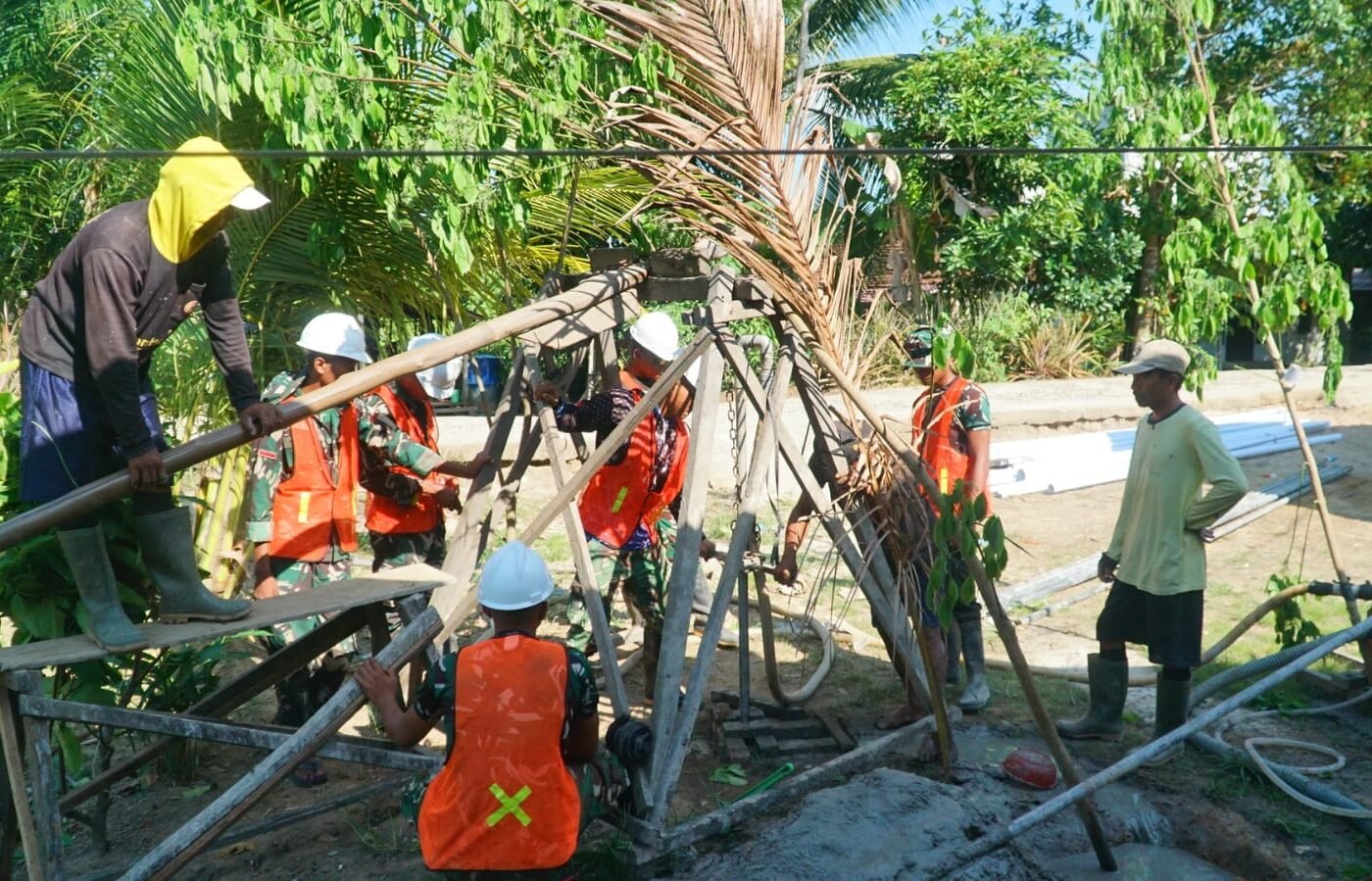 Kerjasama TNI dan Masyarakat Percepat Proyek Pengeboran di Desa Bandar Raya