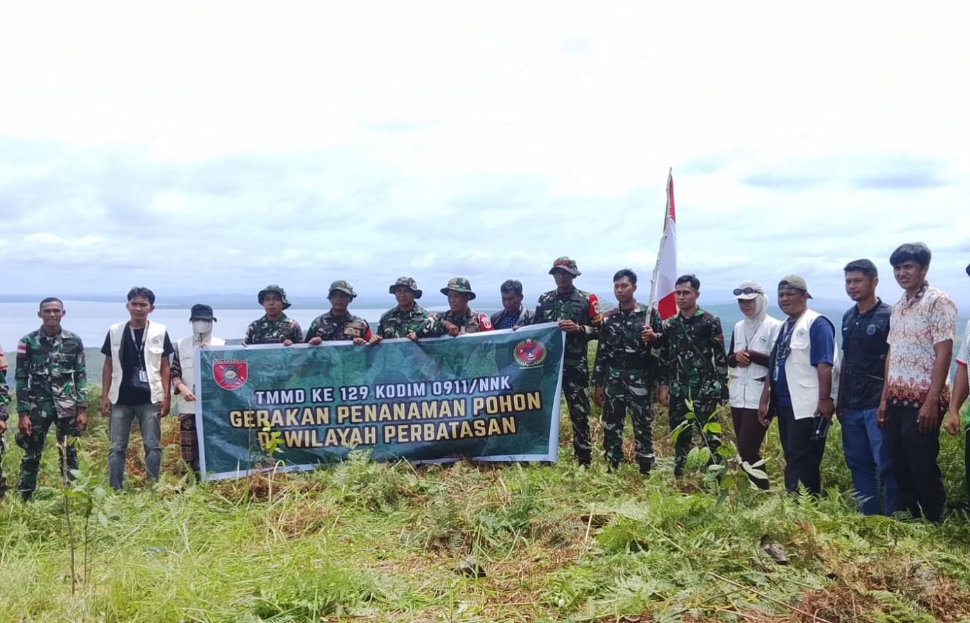 Mahasiswa KKN UBT Berpartisipasi dalam Penanaman Pohon Bersama TMMD di Sebatik