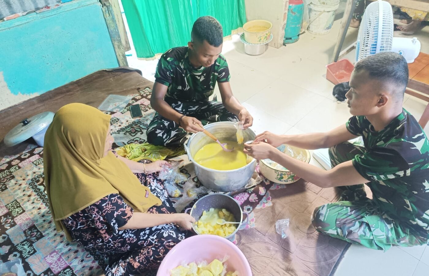 Kedekatan Sosial Terwujud di Rumah Ibu Sarmina, Satgas TMMD ke-129 Kodim 0911/Nunukan Membantu Pekerjaan Dapur