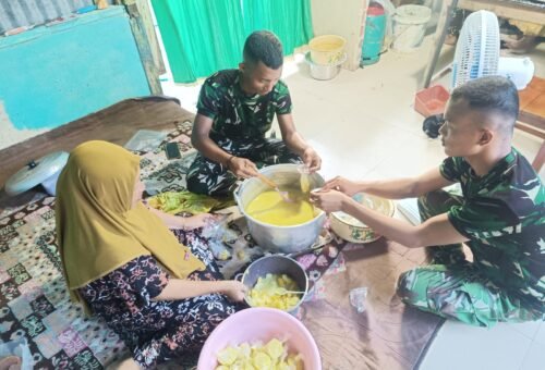 Kedekatan Sosial Terwujud di Rumah Ibu Sarmina, Satgas TMMD ke-129 Kodim 0911/Nunukan Membantu Pekerjaan Dapur
