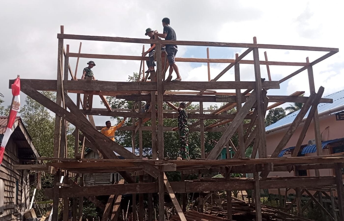 Pemasangan Atap RTLH Pak Hamsah, TMMD Kodim 0911/Nunukan Beri Harapan Baru