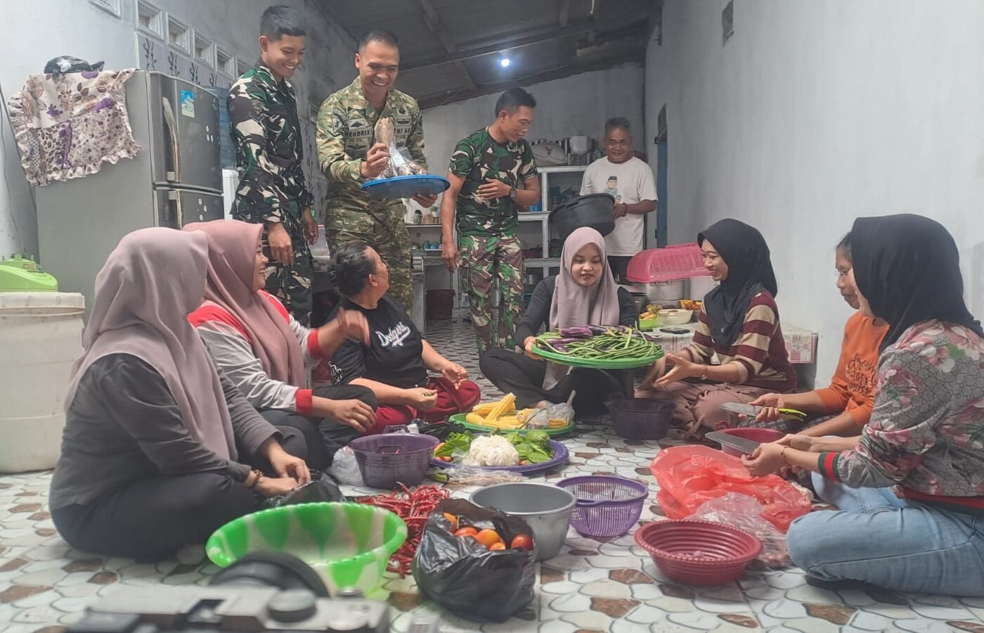 Kehangatan Kebersamaan di Dapur: Satgas TMMD Kodim 0413/Bangka Bersama Warga Deniang
