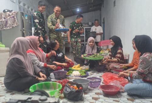 Kehangatan Kebersamaan di Dapur: Satgas TMMD Kodim 0413/Bangka Bersama Warga Deniang