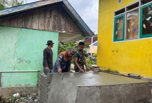Kerja Sama Satgas TMMD dan Masyarakat dalam Pemasangan Tandon Air di SDN Desa Pulau Dua