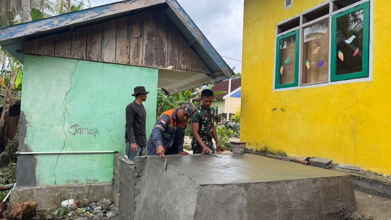 Kerja Sama Satgas TMMD dan Masyarakat dalam Pemasangan Tandon Air di SDN Desa Pulau Dua