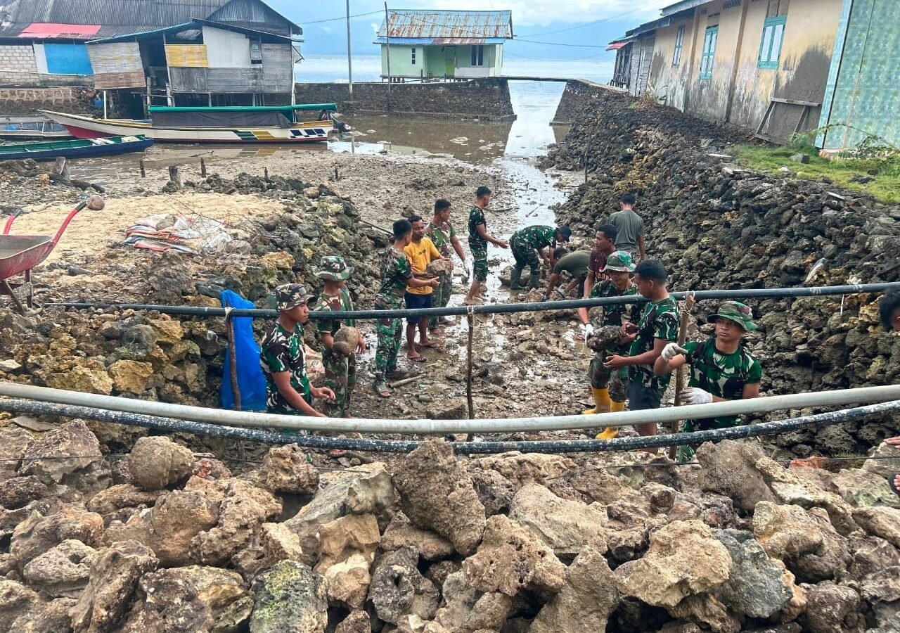 Penggalangan Batu Material, Satgas TMMD Ke-129 Kodim 1311/Morowali Percepat Pembangunan Jalan di Desa Polewali