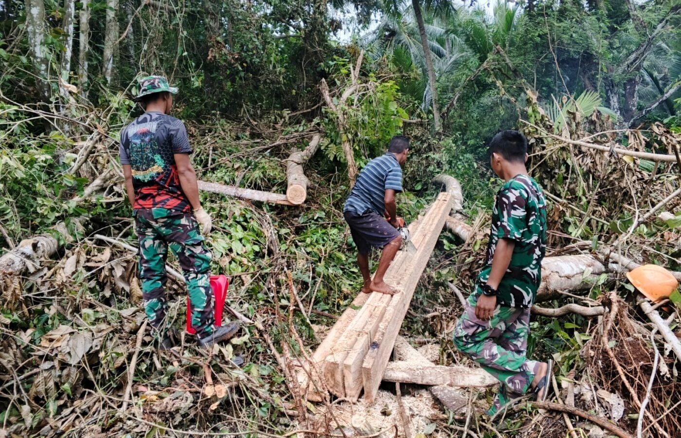 Dedikasi Satgas TMMD Ke-129 dalam Renovasi Rumah Warga di Desa Umbele