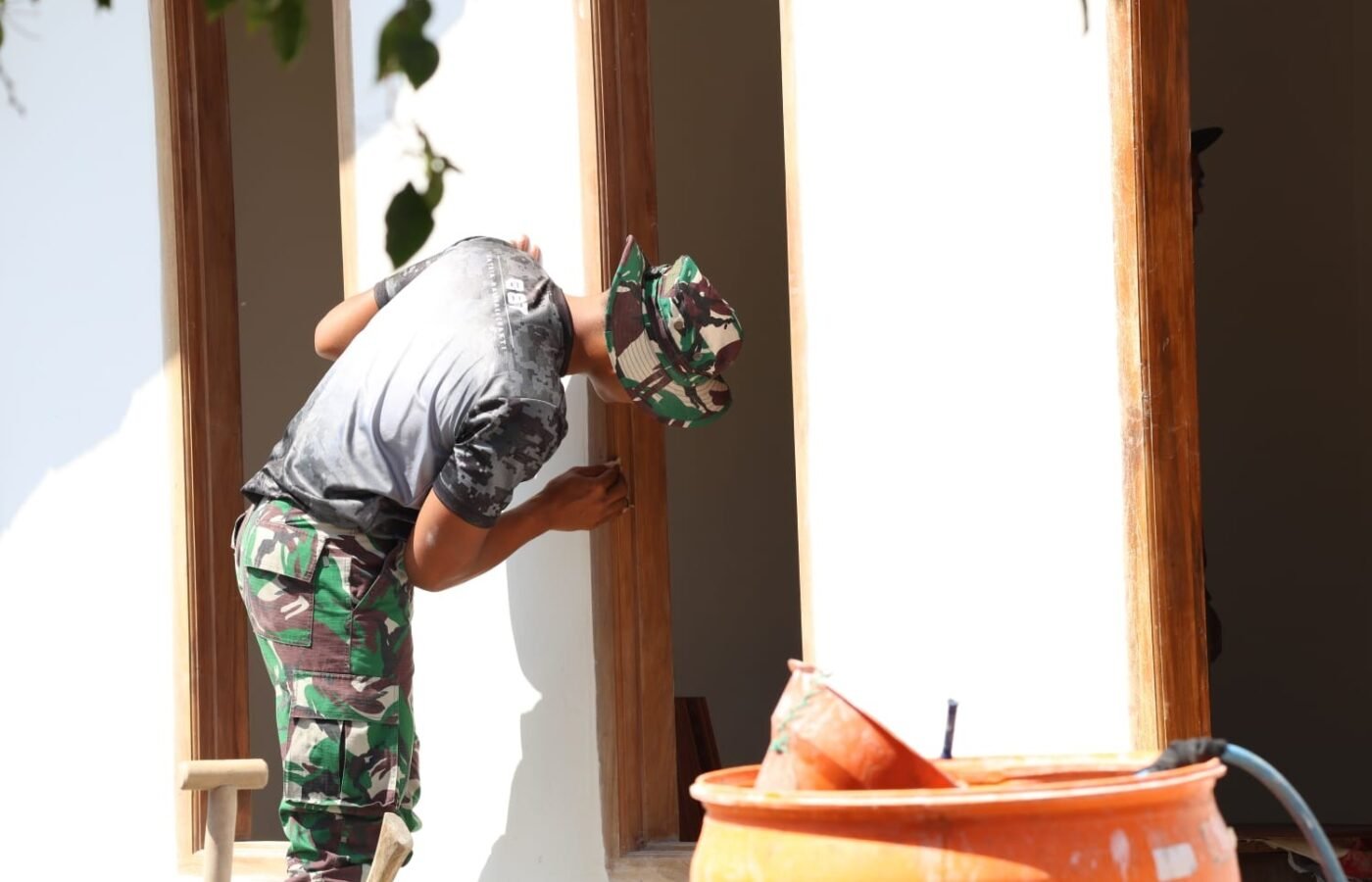 Sentuhan Kasih dari Prada Luki dalam Program TMMD di Lamongan