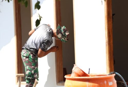 Sentuhan Kasih dari Prada Luki dalam Program TMMD di Lamongan
