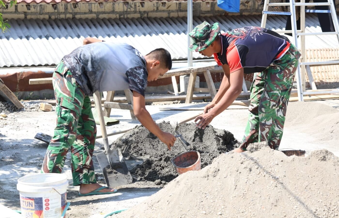 Kualitas Semen Terbaik! Satgas TMMD 129 Kodim 0812/Lamongan Siapkan Lantai Keramik Handal untuk RTLH Desa Tlemang