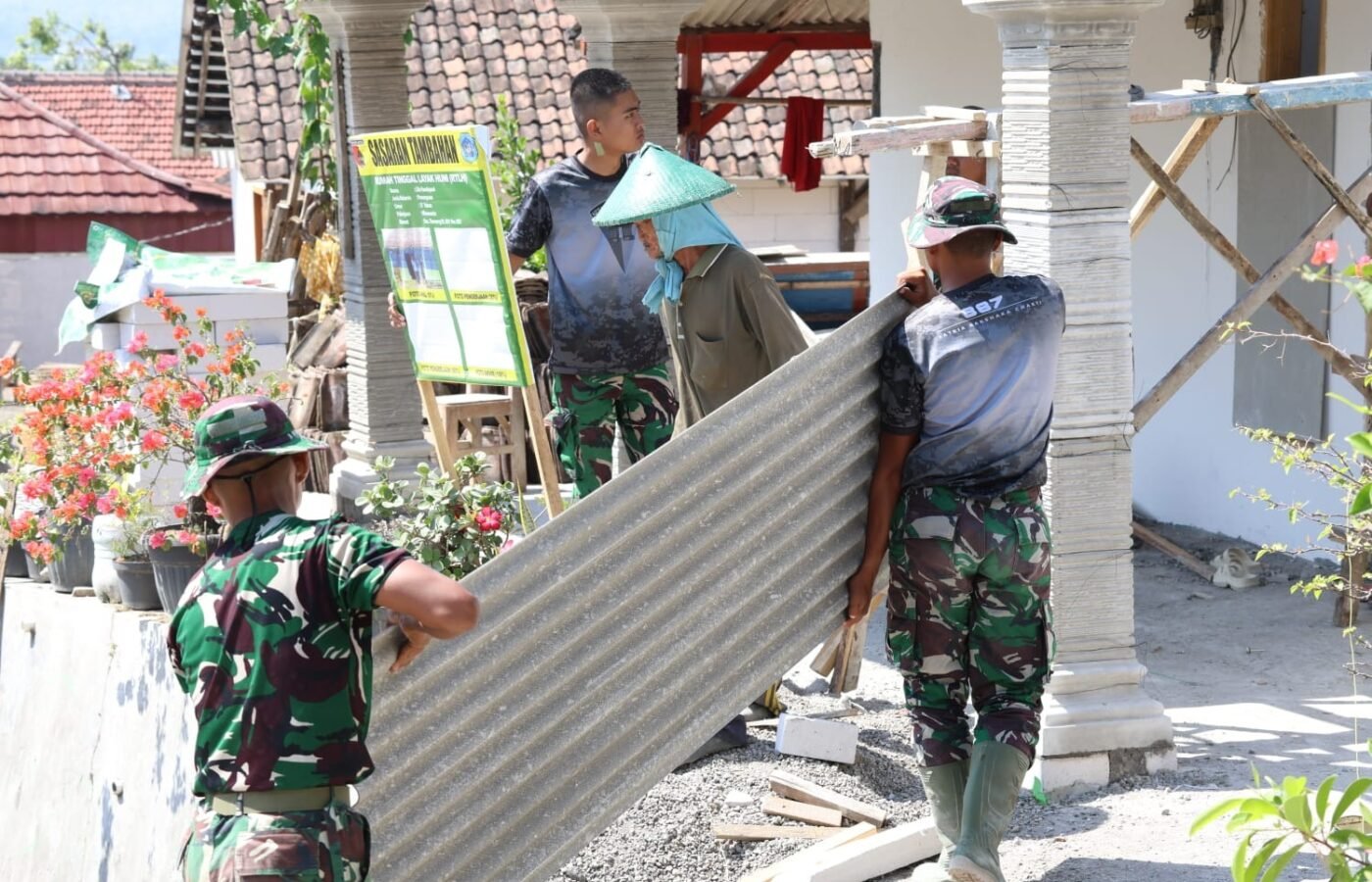 Kebersamaan Dalam Membangun: Anggota TMMD 129 Kodim 0812/Lamongan Pasang Atap Teras untuk Warga