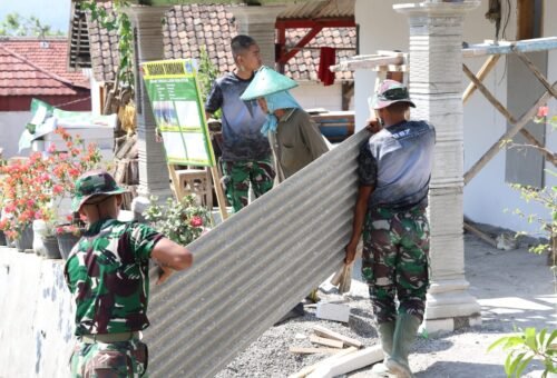 Kebersamaan Dalam Membangun: Anggota TMMD 129 Kodim 0812/Lamongan Pasang Atap Teras untuk Warga