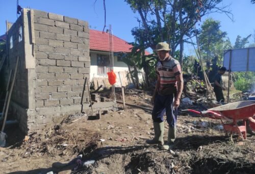 Kolaborasi TNI dan Warga dalam Pembangunan MCK di Desa Sekardadi