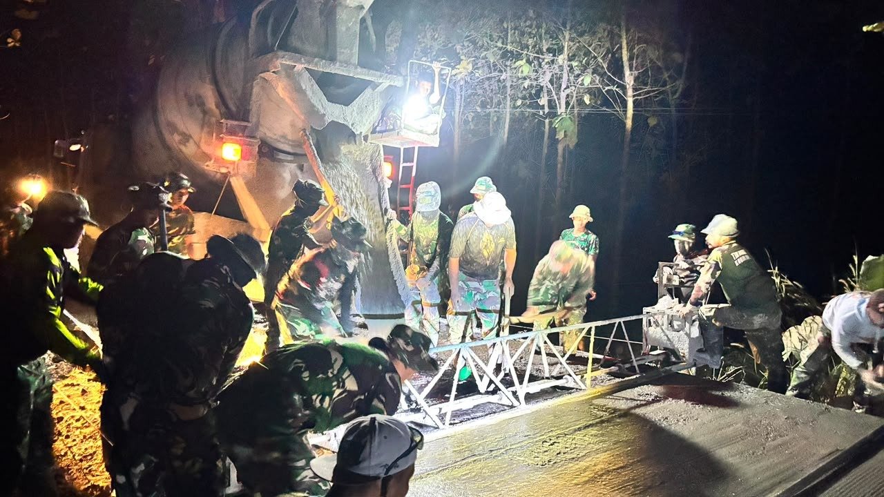 Satgas TMMD 129 Berkerja Sepanjang Malam untuk Meningkatkan Akses Jalan di Desa Tlemang