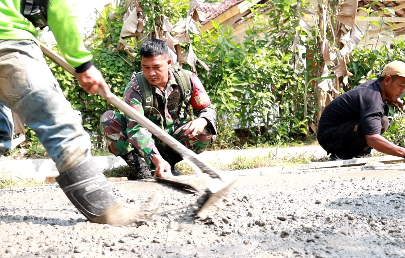 Progres Jalan Rabat Beton TMMD Ke-129 Kodim 0620/Kab. Cirebon Capai 45 Persen