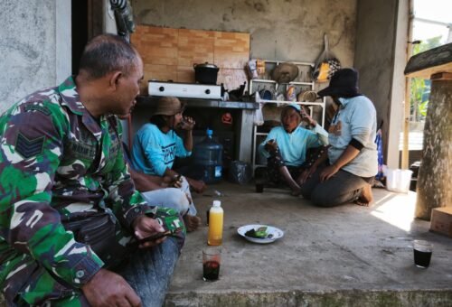 Kedekatan TNI-Rakyat Terjalin Lewat Ngopi di TMMD Ke-129
