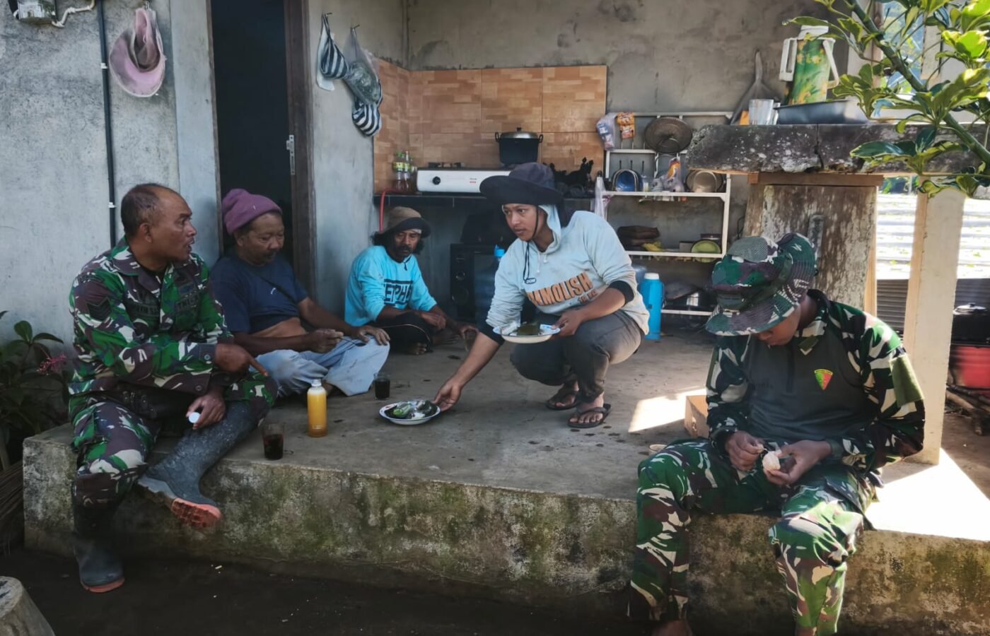 Diskusi Santai Satgas TMMD Ke-129 Bersama Warga Desa Sekardadi