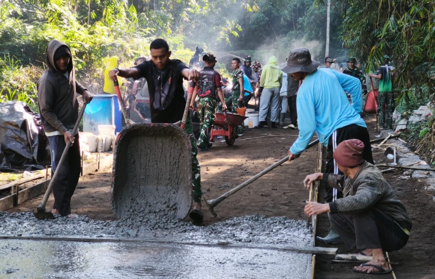 Semangat Bersama dalam Pelaksanaan TMMD Ke-129 di Desa Sekardadi